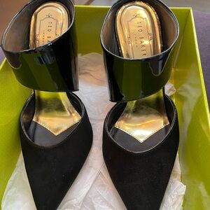 Size 7 US Black Velvet and Patent Leather Pump